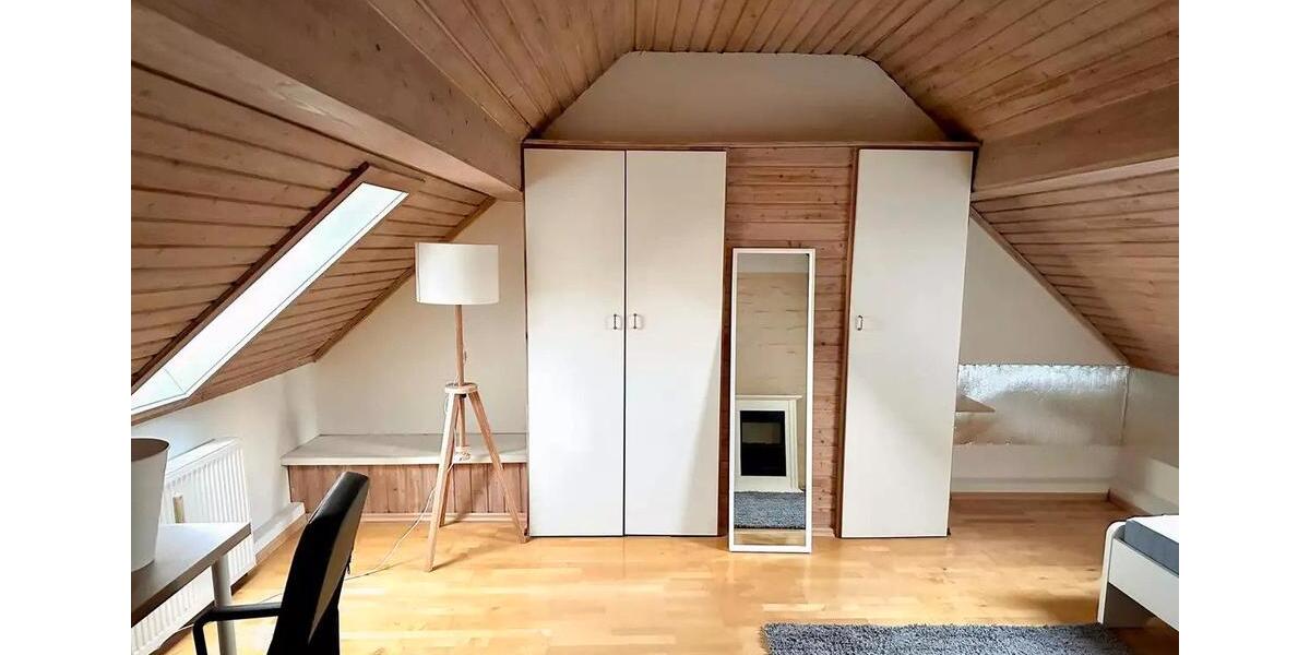 Dachgeschoßwohnung Essen Stadtbezirk VI - 15 Zimmer, 141 m&sup2;, 450&euro; | Angebot:25976744