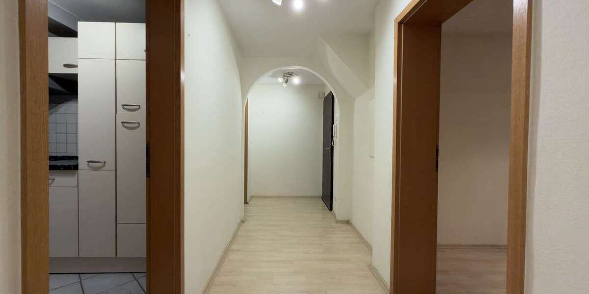 Gepflegte 3,5-Zimmer-Dachgeschosswohnung mit Einbauküche und Garage - Dachgeschoßwohnung Gelsenkirchen Gelsenkirchen-Mitte | Angebot:24740235