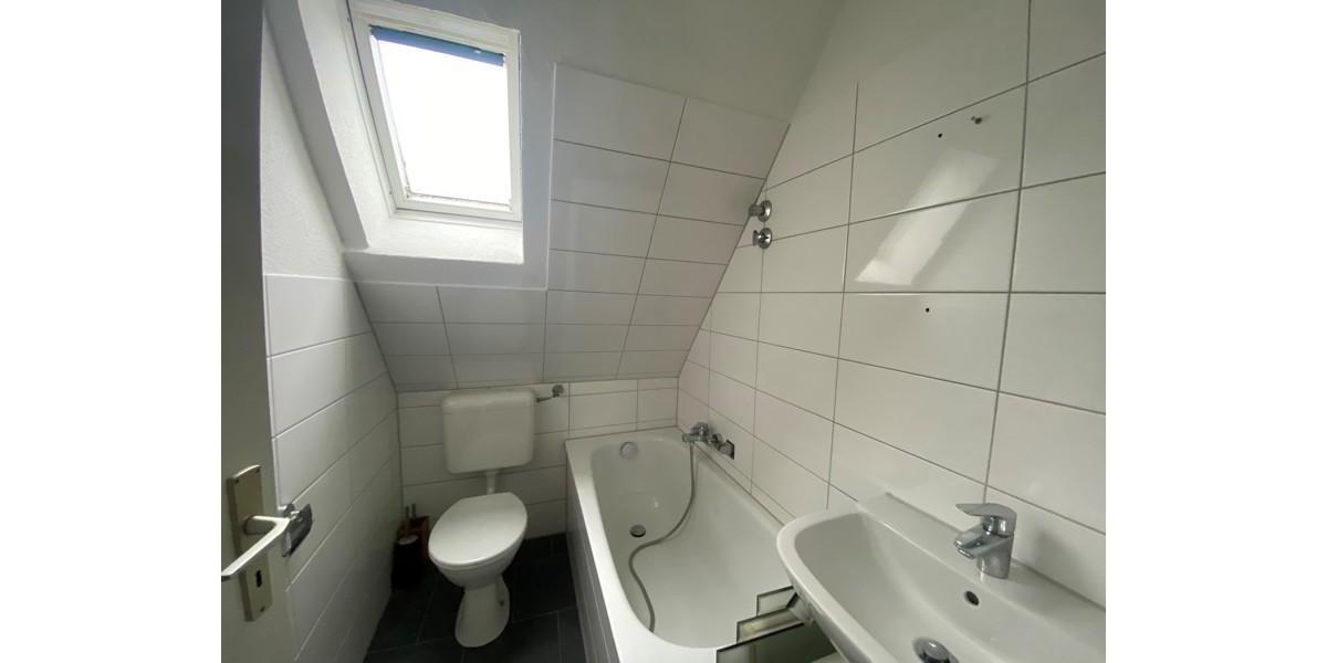 Dachgeschoßwohnung Essen Stadtbezirk VI - 3.5 Zimmer, 38 m&sup2;, 382&euro; | Angebot:25277384