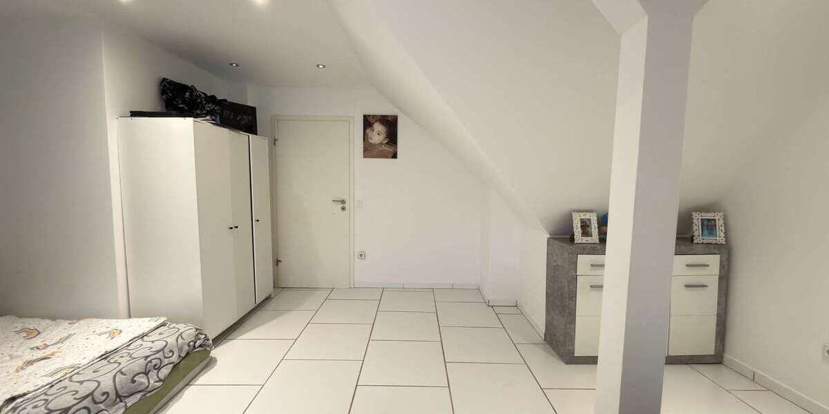 Modernisiertes 3-Parteienhaus mit Maisonette und Gartenanteil nahe Centro - Mehrfamilienhaus, Wohnhaus Oberhausen Osterfeld | Angebot:26041244